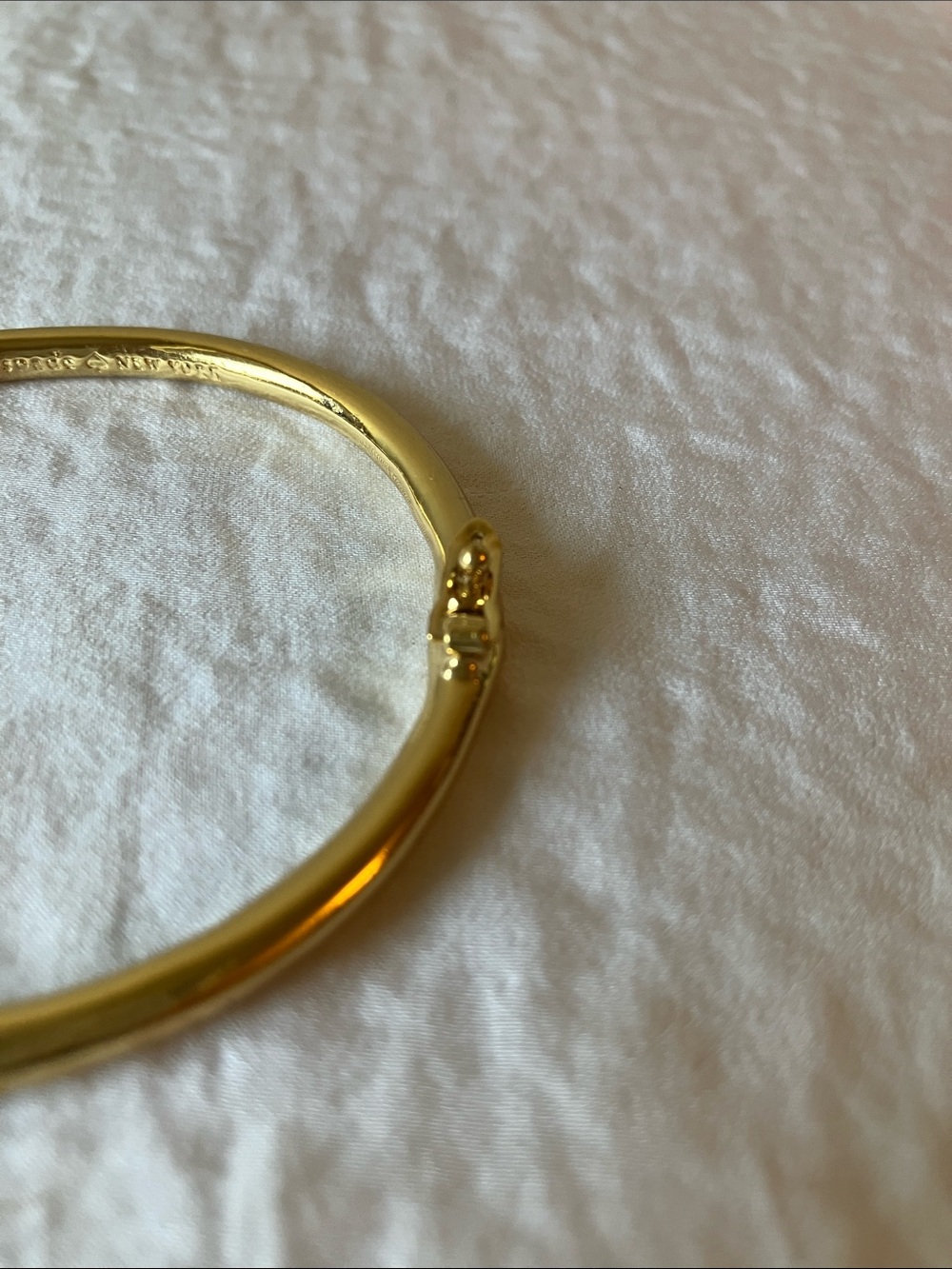 Kate Spade: Gold Tone “hot to trot” Bangle Bracelet- Coral Pink pendant- Hinge - Picture 3 of 9